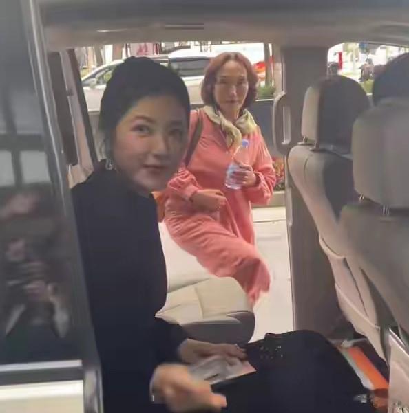 49岁曾黎疑已结婚,春节带妈妈和男友旅游,男友贴心逗曾黎开心