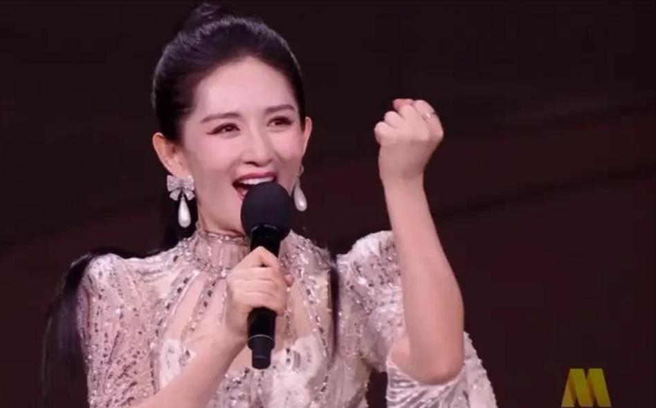 央视这一晚，44岁谢娜被33岁蓝羽秒了，原来女性的气场与年龄无关