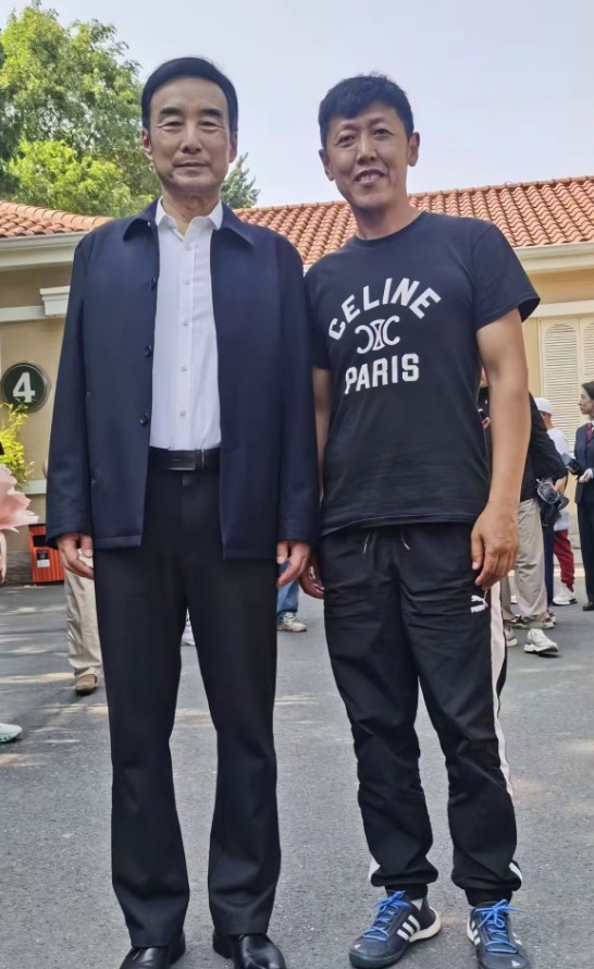 68岁演员施京明在南京,又老又瘦难认出,娶圈外妻子儿女双全