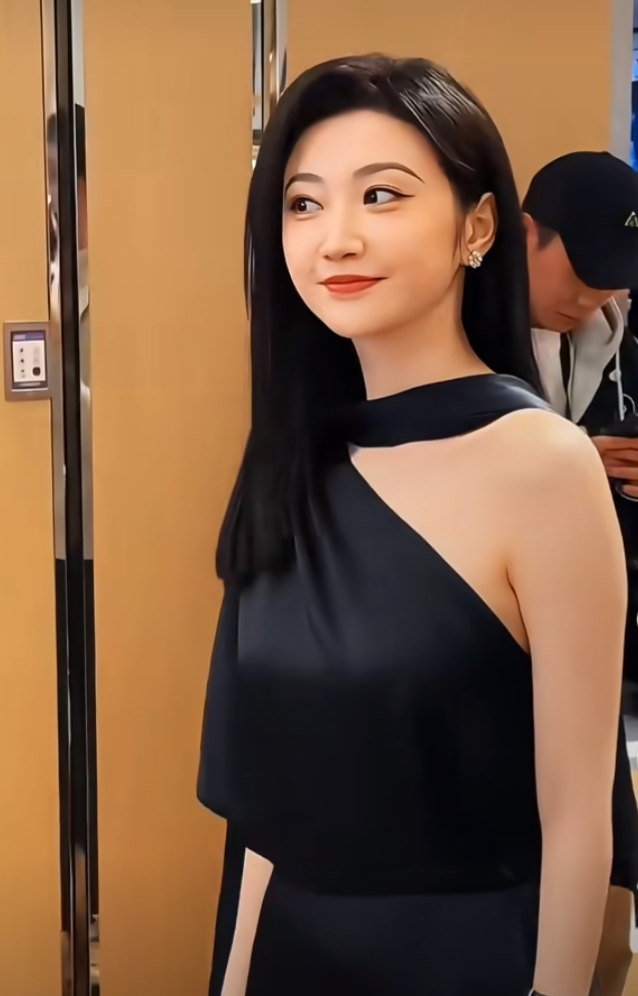 景甜亮相活动，一袭黑色礼服气场全开网友这才是真正的人间富贵花