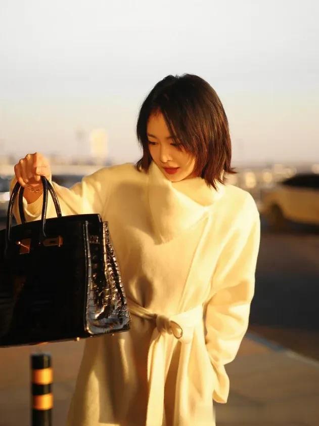 高叶剪了短发气质大变！一身白色大衣走机场，简约又高级！