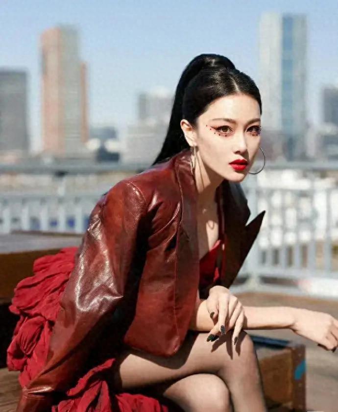 张馨予太美了吧！红裙配皮衣、酷飒的马尾尽显御姐风