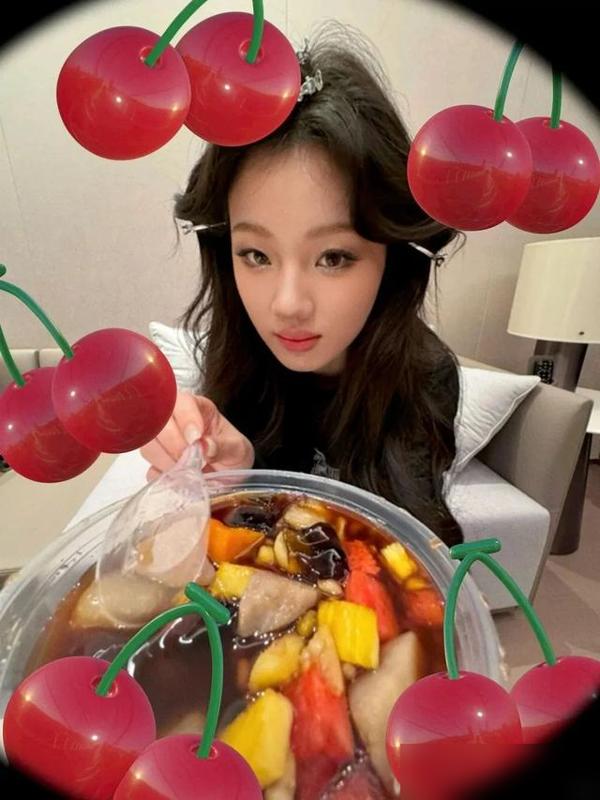 23岁单依纯晒出家居照，一人生活，打扮随意，专注音乐，魅力无限