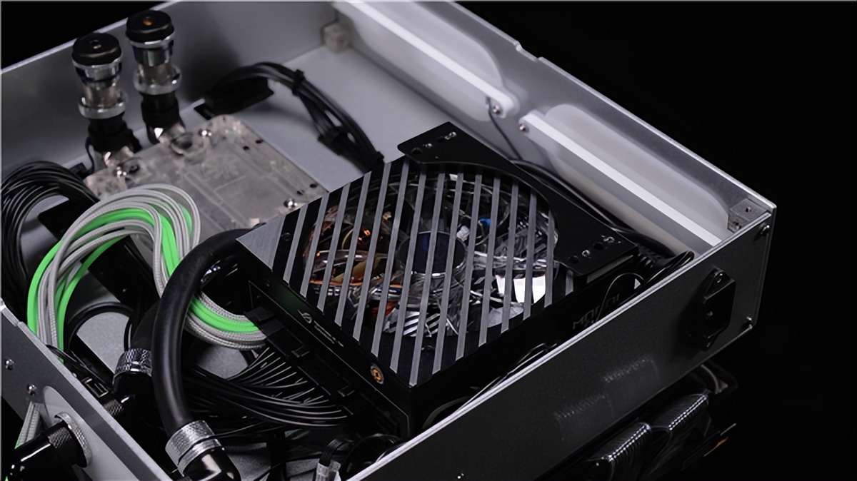 RTX 5080整機塞進保時捷911輪轂！通過鑰匙開機重啟