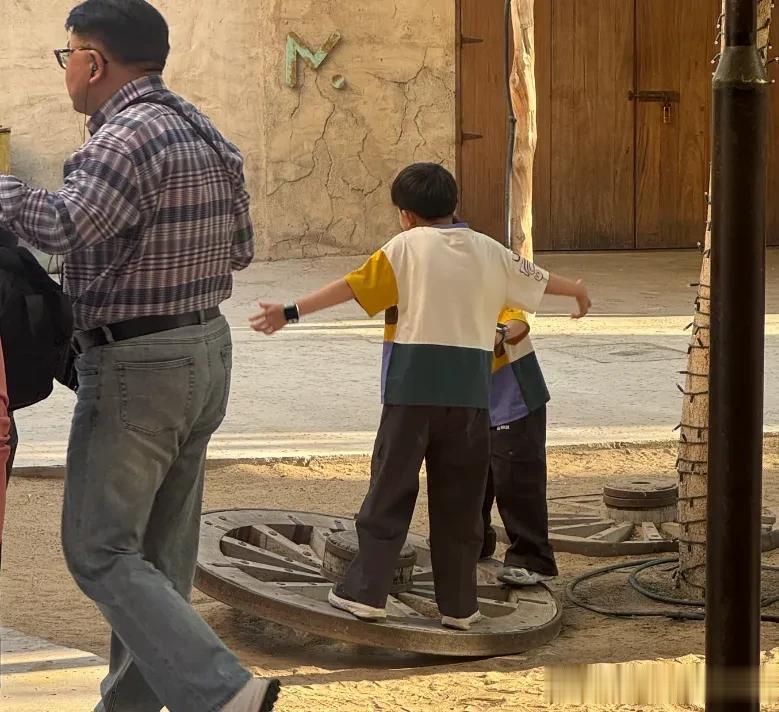 马龙夏露一家迪拜被偶遇，两个儿子又穿同款，夏露素颜也特别好看