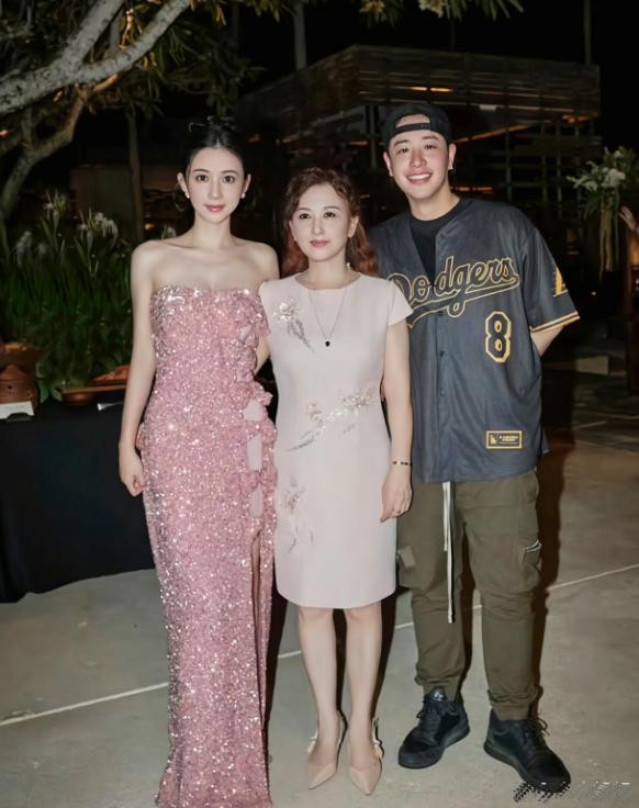 潘玮柏终于敢秀老婆,戴大金链像土豪,老婆穿紧身裙比女明星辣眼