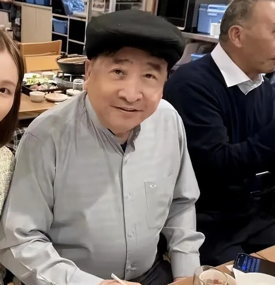 75岁姜昆在美国洛杉矶被偶遇，妻子罕见露面，老年生活真滋润