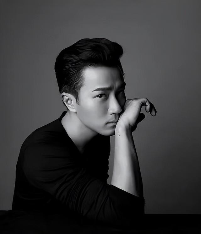 50岁刘恺威和同学聚会,他还是那么年轻