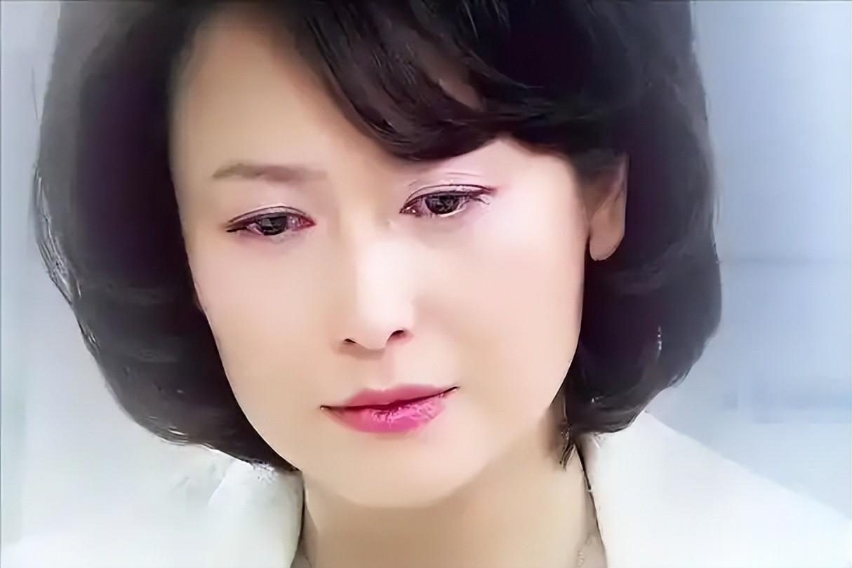 一婚丈夫嫌她太有名,二婚嫁豪门至今无子,今62岁被宠成\公主\