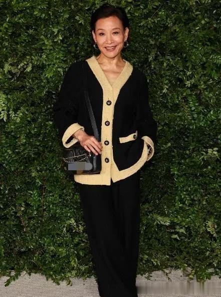 陈冲越老越时髦！穿拼色开衫+黑色阔腿裤，洋气又高级！