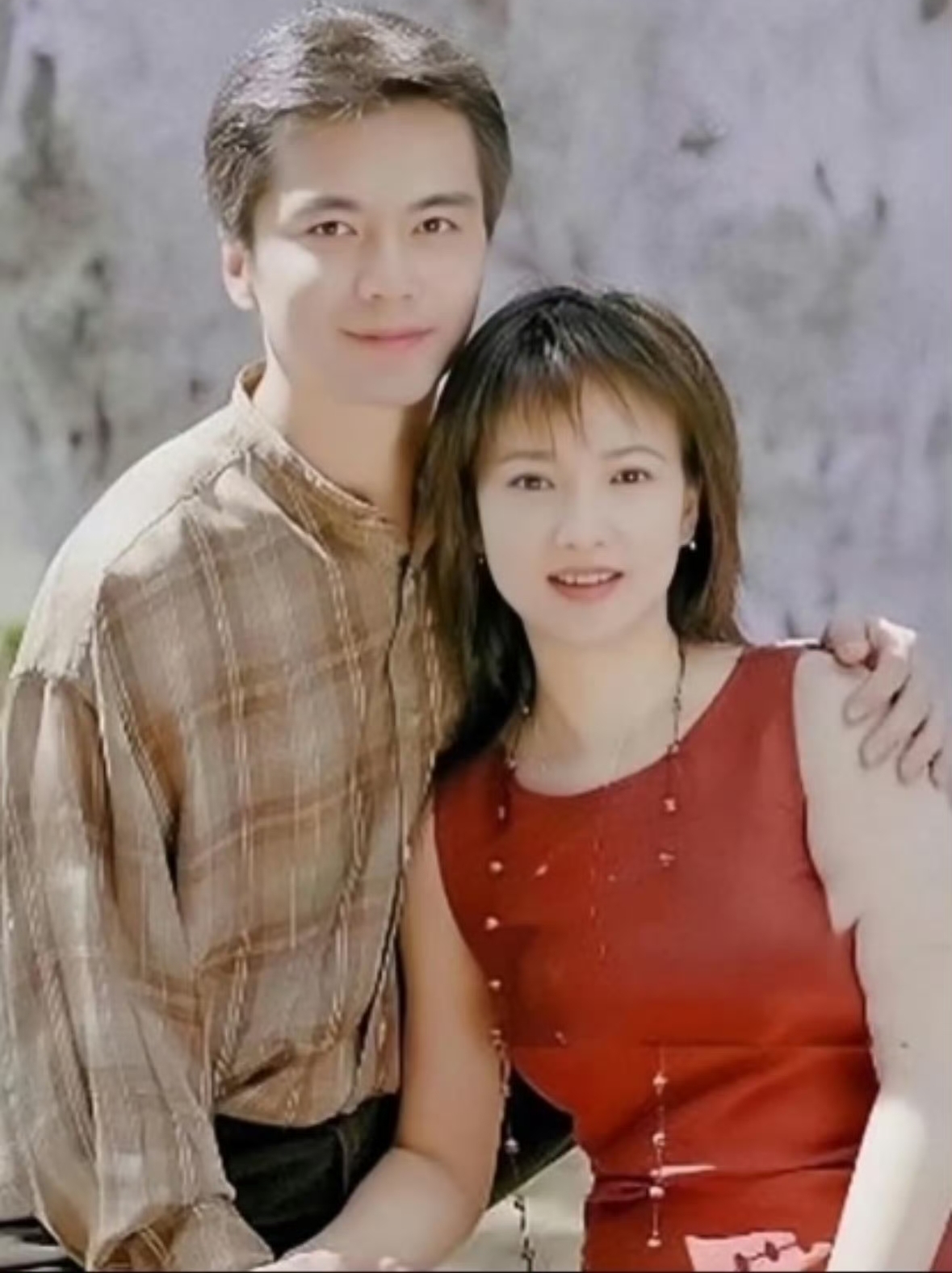 何晴告别仪式！灵堂堆满花圈，遗体移灵画面曝光，妹妹露面主持