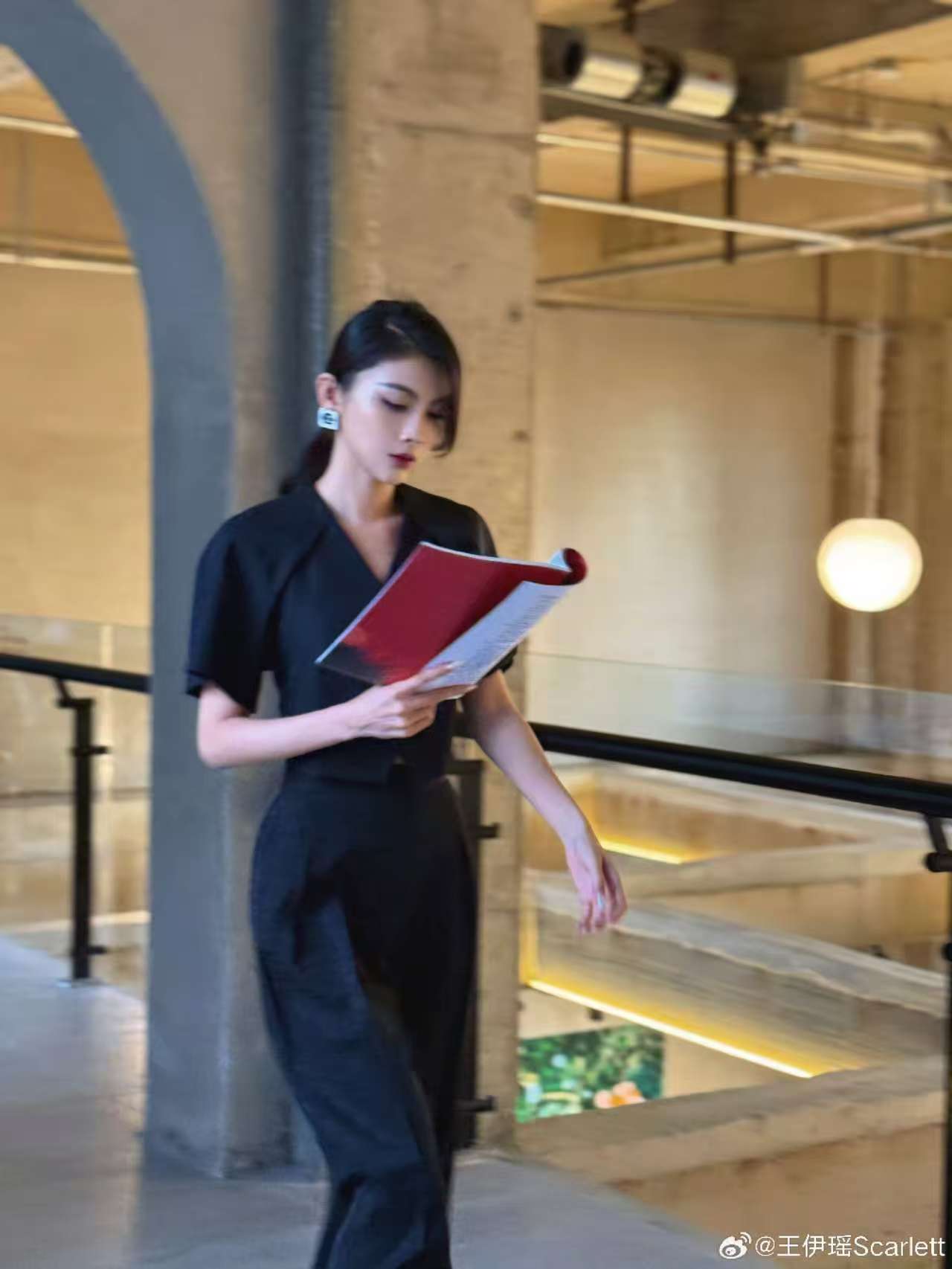 【墨黑穿搭,勾勒出知性的轮廓】——王伊瑶