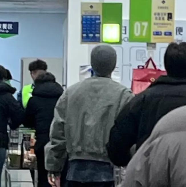 宋威龙逛山姆被偶遇，包裹严实仍被认出，买的吐司也被扒了同款