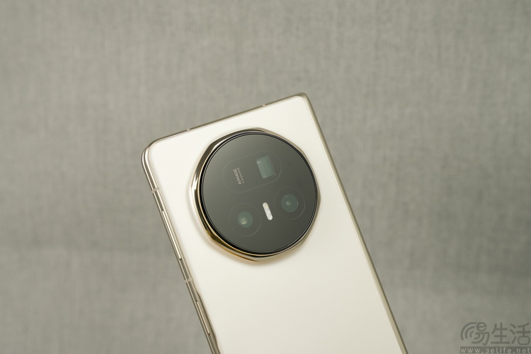 鑲鉆小折疊，讓我們想起了國產手機的“至暗時刻”