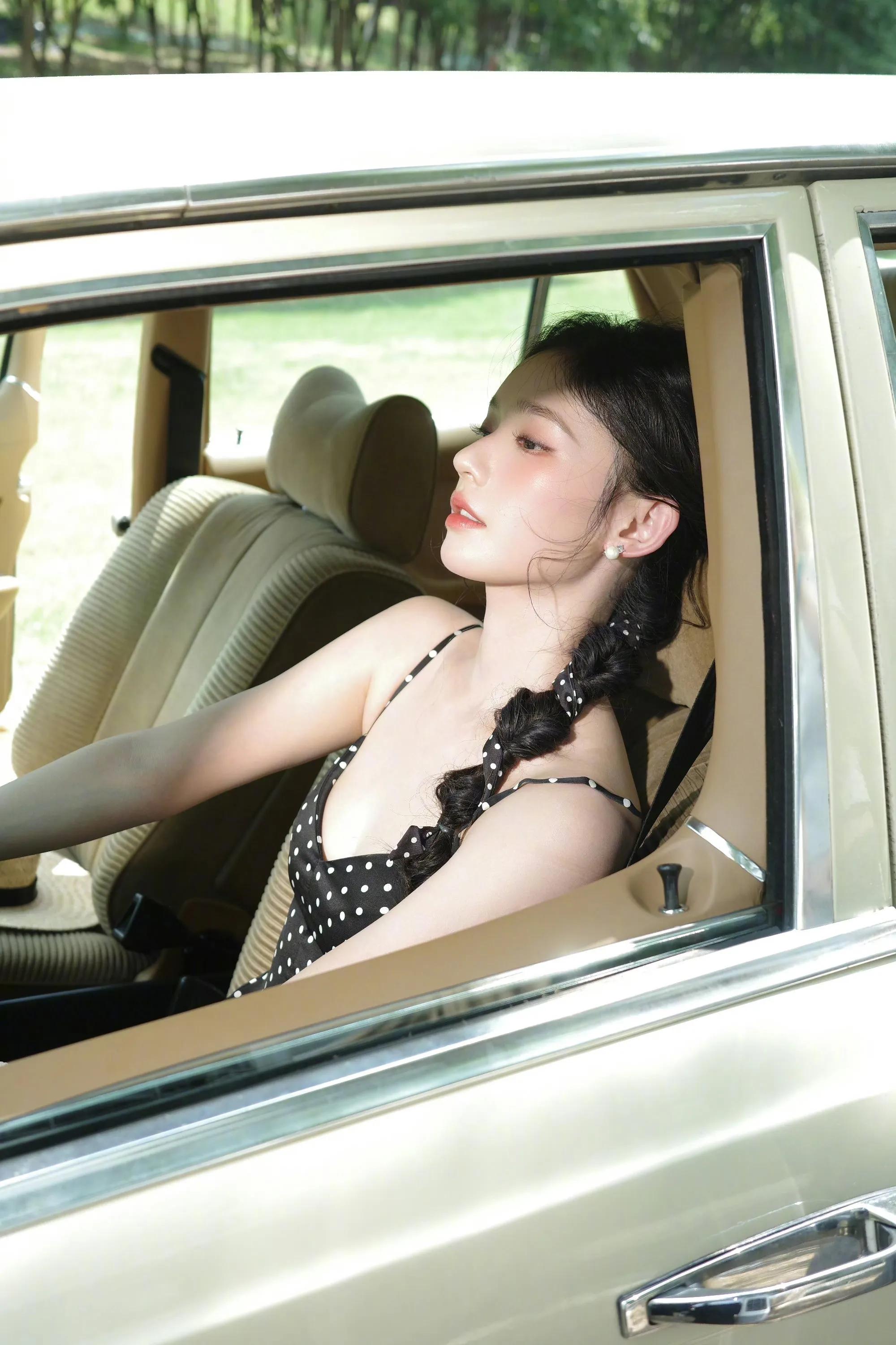 林允性感吊带裙