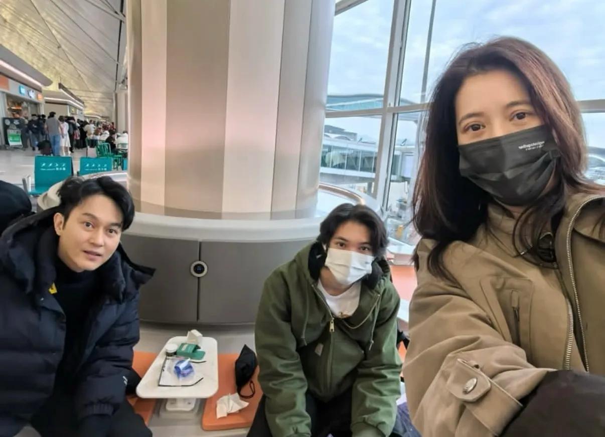 袁咏仪儿子晒怼脸自拍照,18岁魔童神似爸爸张智霖,浓眉大眼好帅