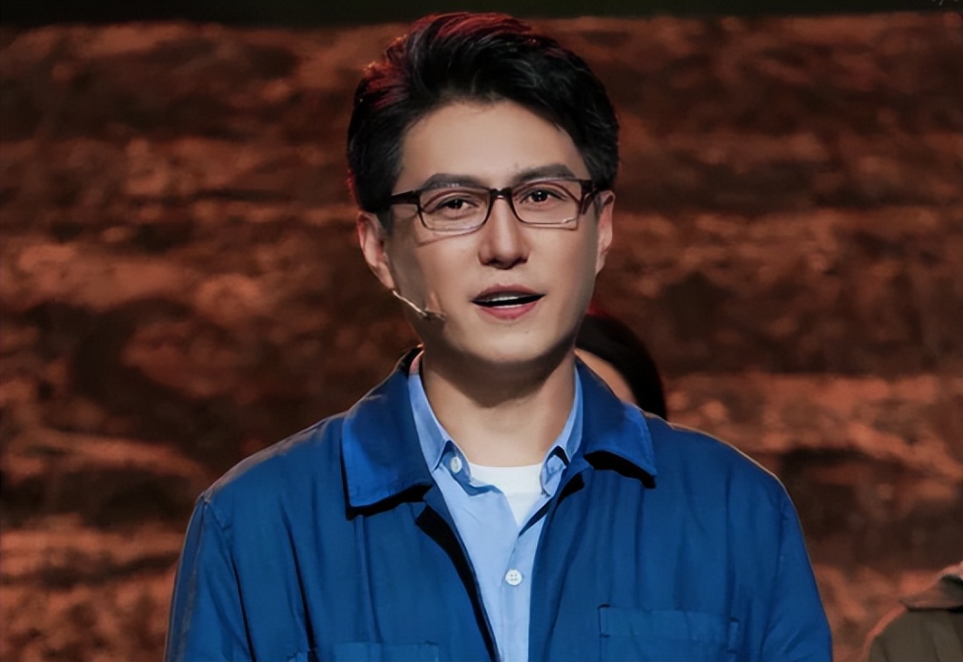 没想到,2026年刚开始,49岁靳东就以这种方式,再次让人刮目相看