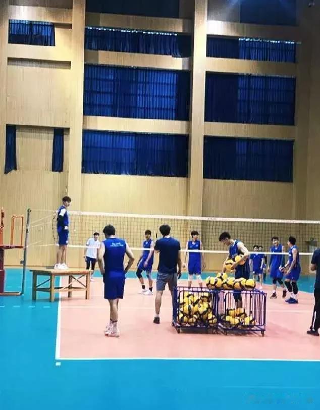 曾春蕾高调晒照！丈夫帅气多金，两个儿子满脸福相，如今生活幸福