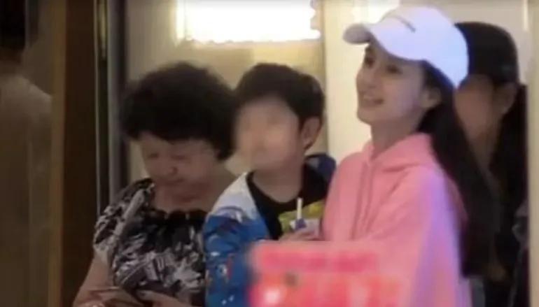 baby带小海绵和黄晓明妈妈聚餐！俩人轮流带娃，和前夫家相处愉快