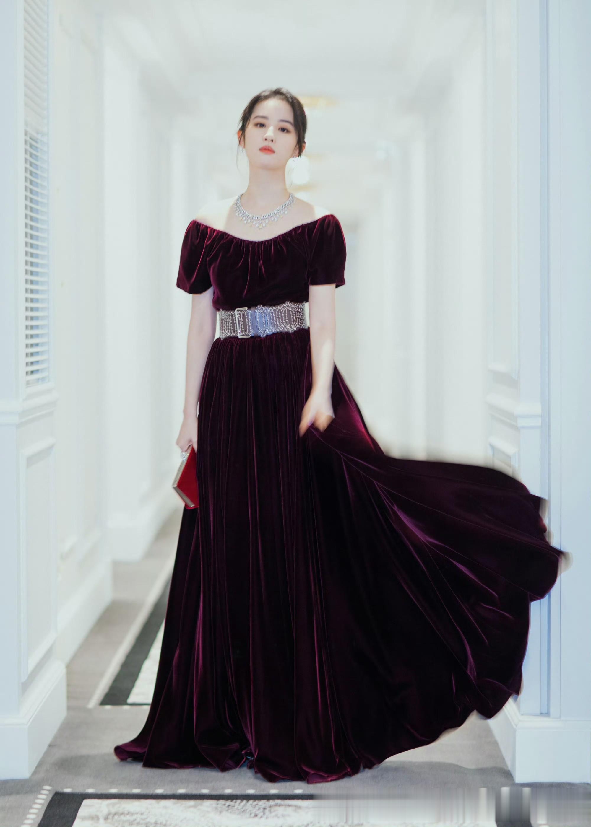 刘亦菲酒红丝绒裙造型,华贵珠宝加持尽显优雅复古名伶风范