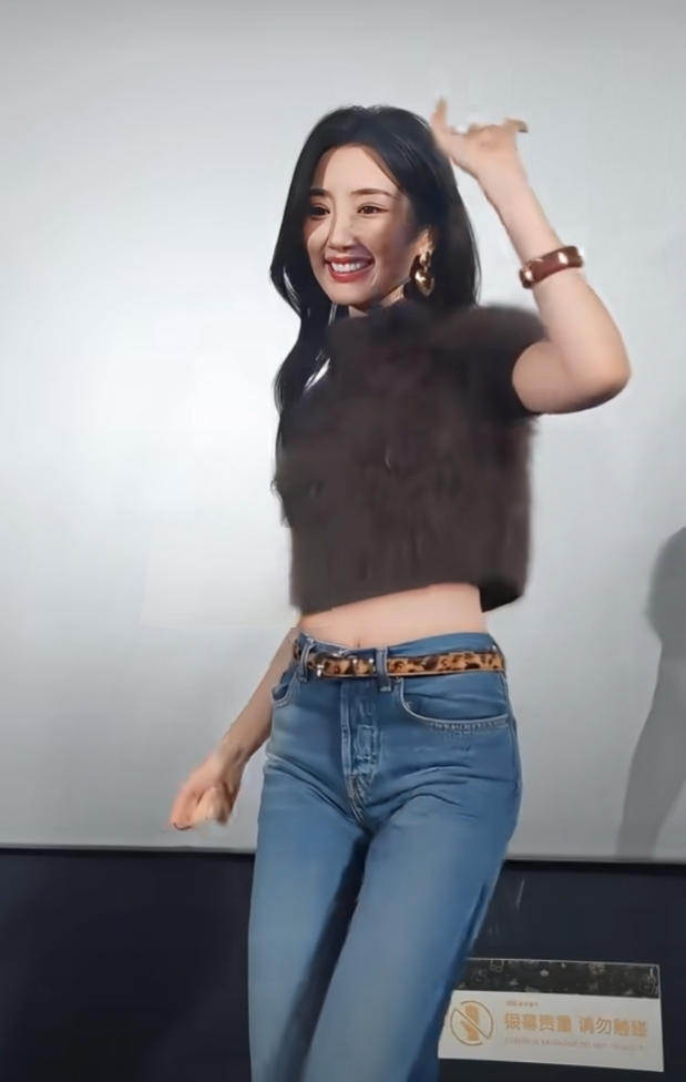 毛晓彤穿搭辣妹风，棕色露腰上衣搭喇叭裤，黑长卷发跳手势舞