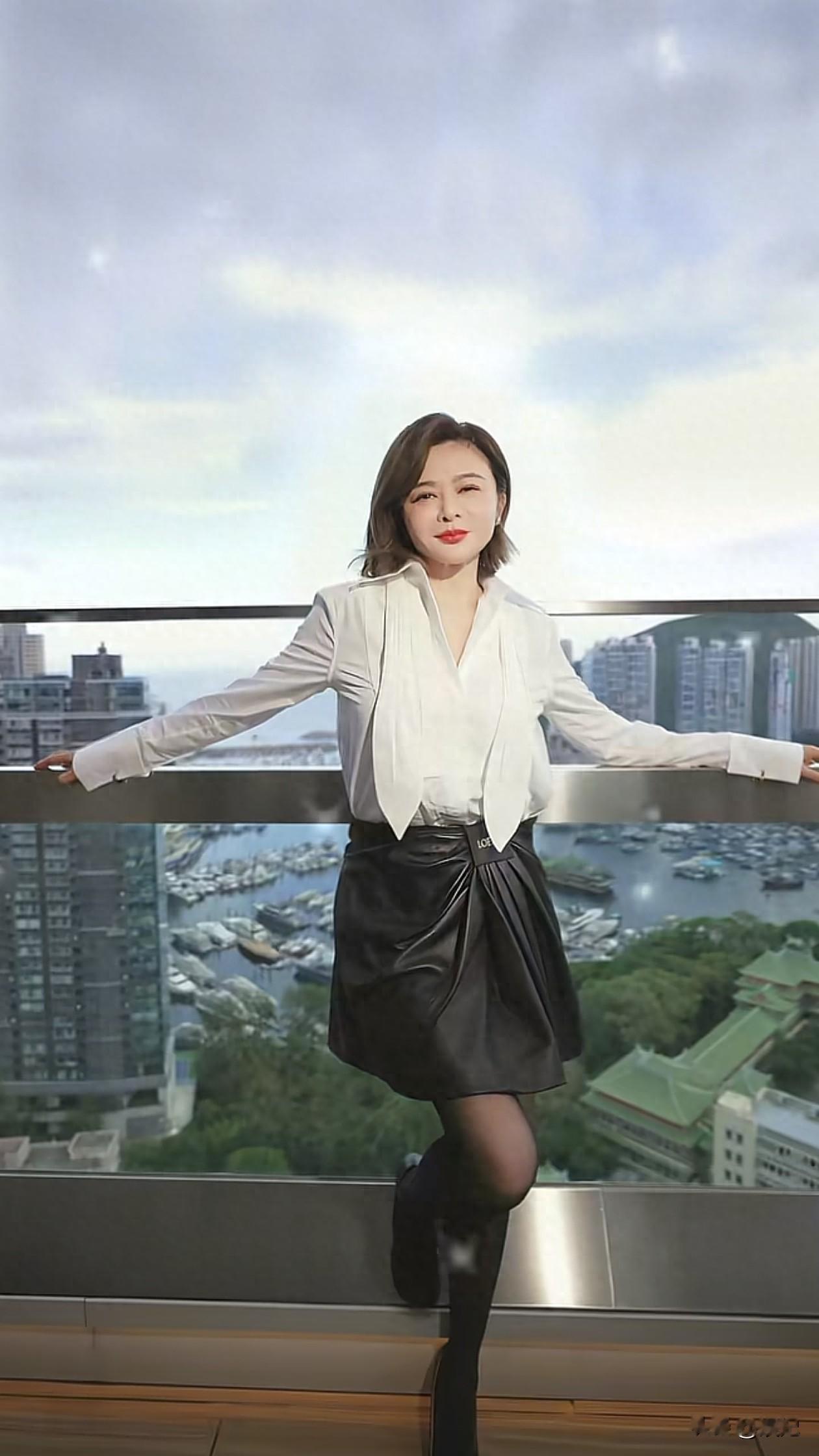 62岁关之琳初秋穿搭：齐肩发+白衬衫+皮裙，时髦有韵味，像35岁