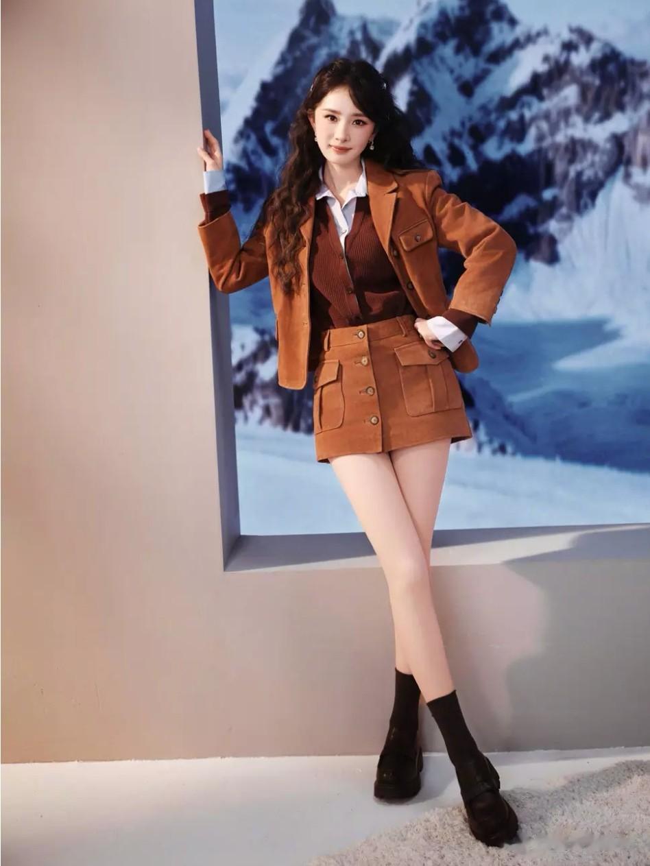 杨幂雪地短裙秀腿 甜飒兼具美出圈