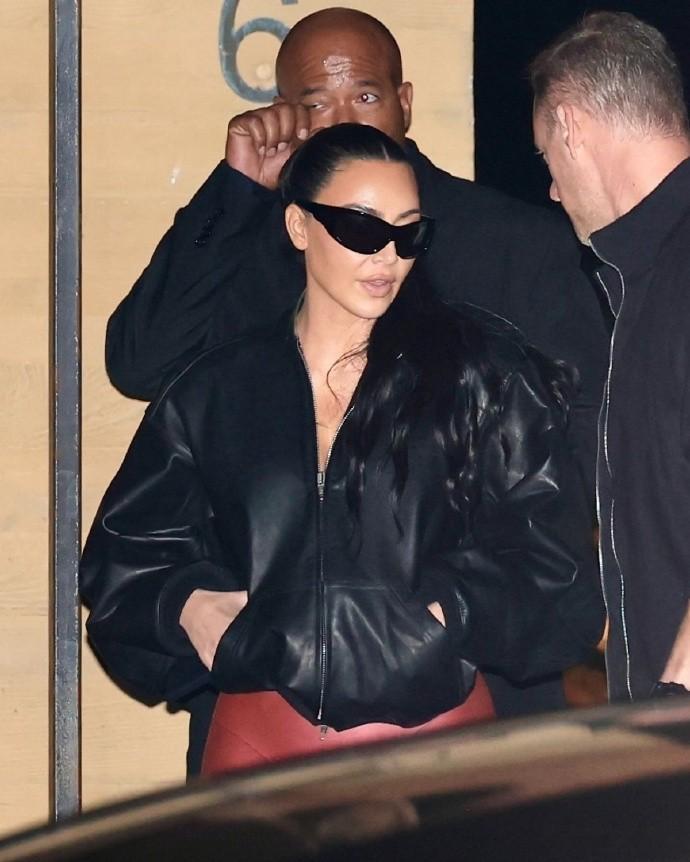 金卡戴珊带女餐厅约会，穿搭有点辣眼了！比安卡：不是让我多穿？