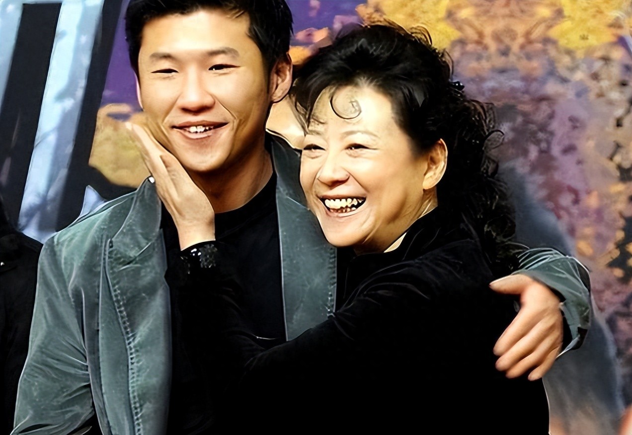 演员王骁：40岁走红，娶平凡妻子生一女，是母亲王馥荔的骄傲