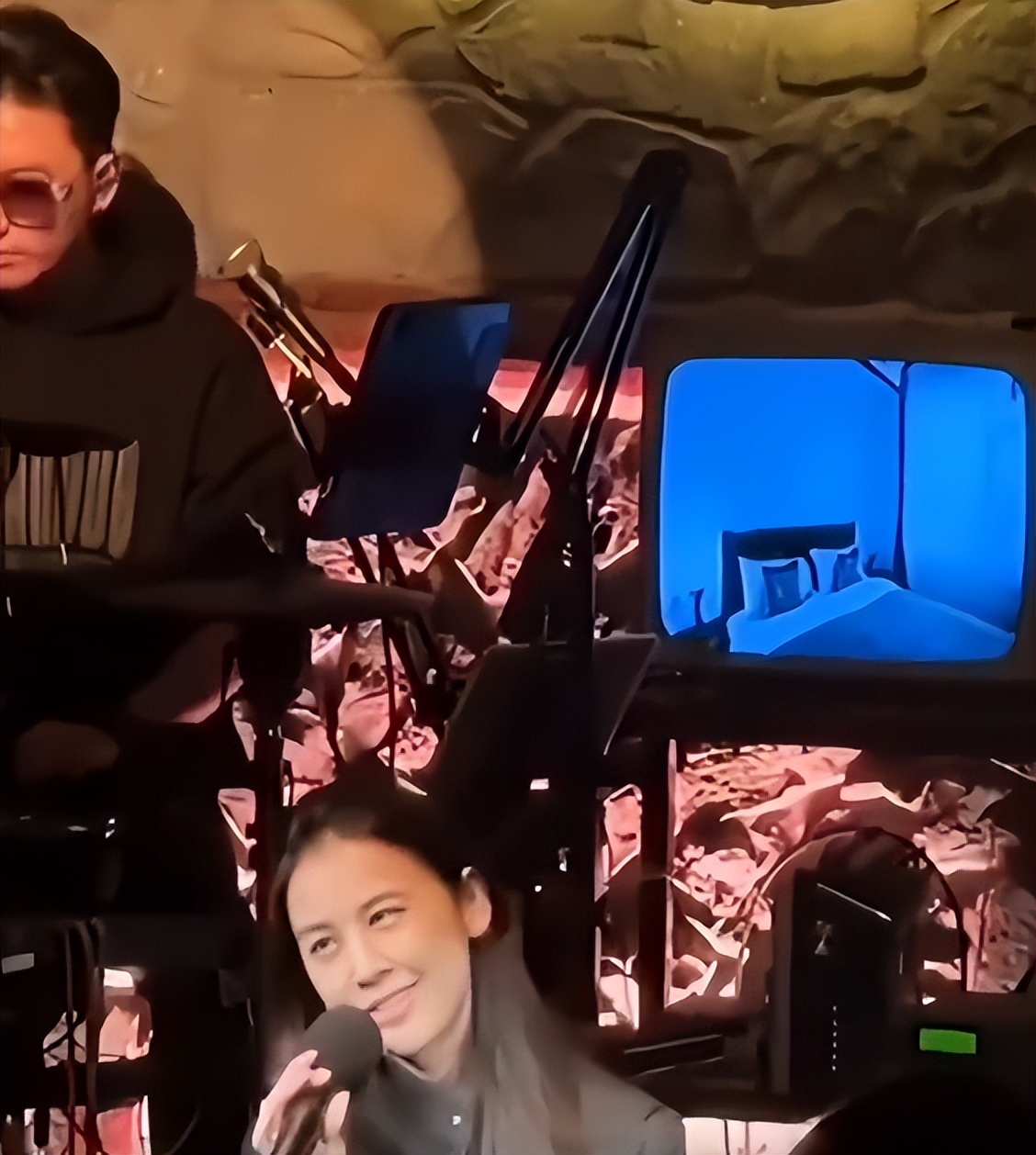 黄圣依在大理酒馆唱歌，头秃脸苍白没了富贵相，跑调严重不如拍戏