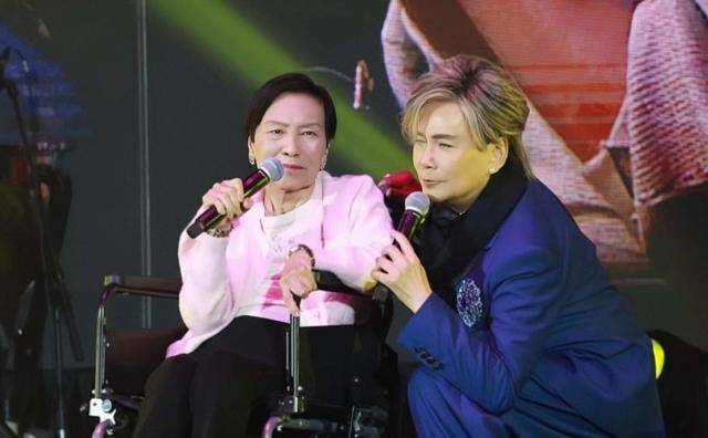 88岁香港知名演员坐轮椅现身