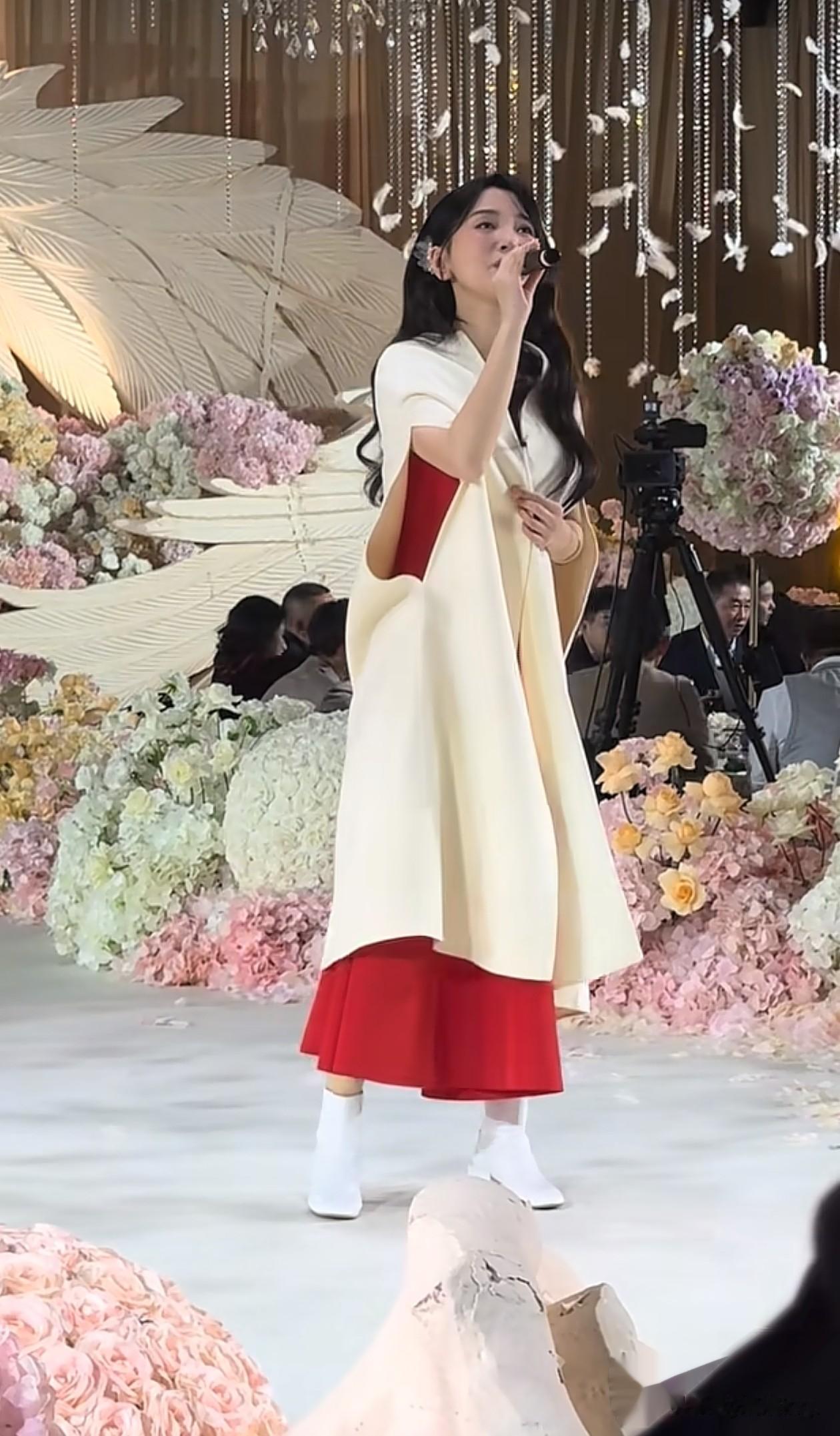 42岁金莎接婚礼商演：大波浪+红裙+白靴，减龄又高级，嫩得像28岁