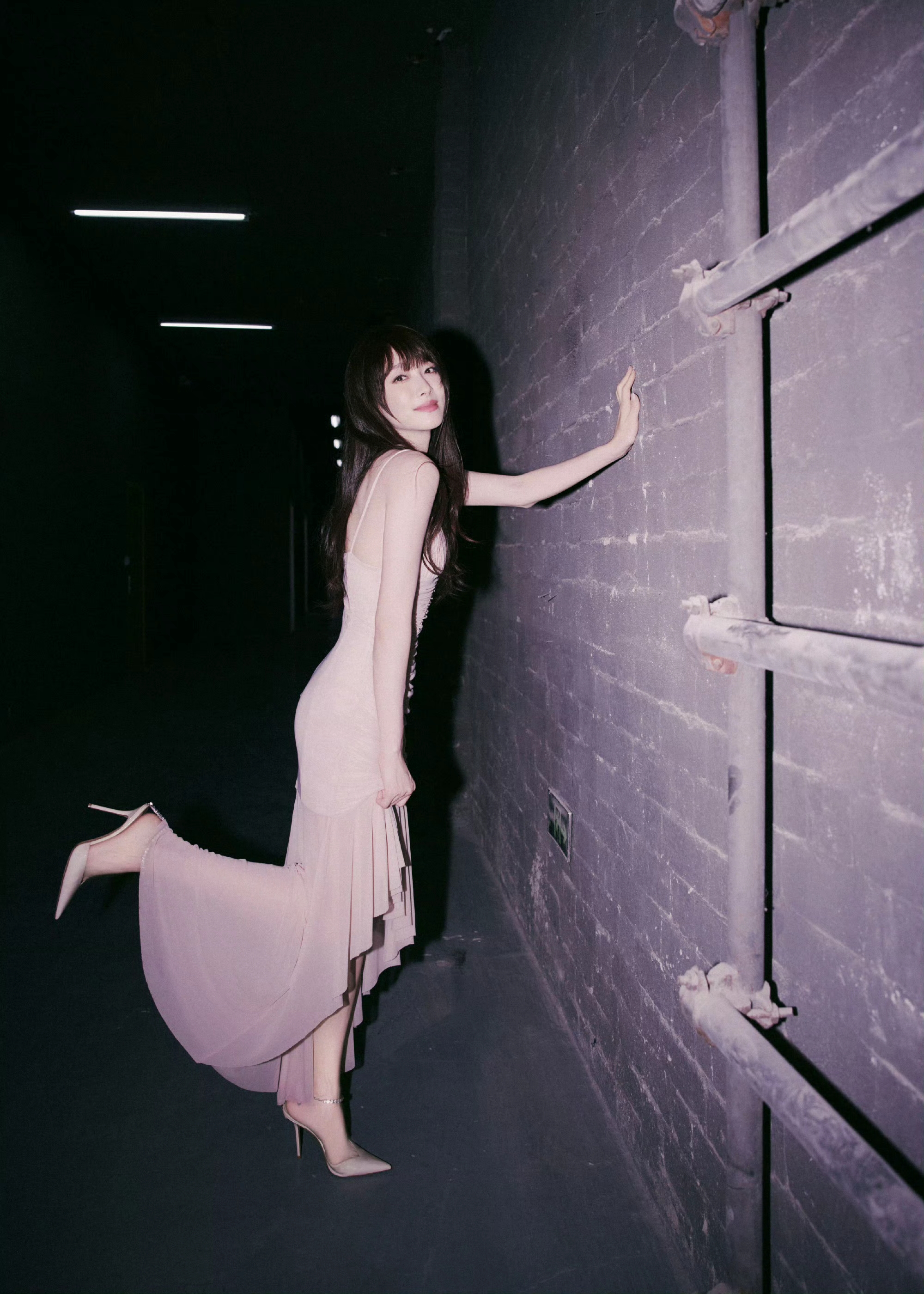 宋茜粉红抹胸连衣裙