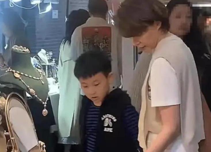 51岁董卿被网友偶遇晨跑，状态惊艳，独自带娃婚姻情况成谜