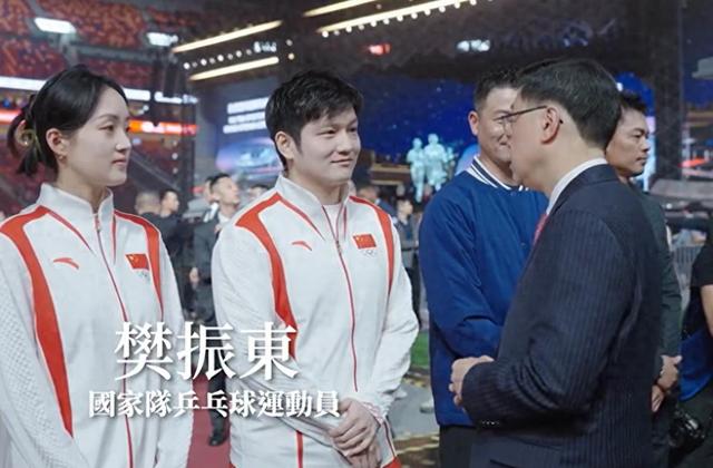 97岁李嘉诚看五月天演唱会,“自驾”电轮椅,头发眉毛都要掉光了