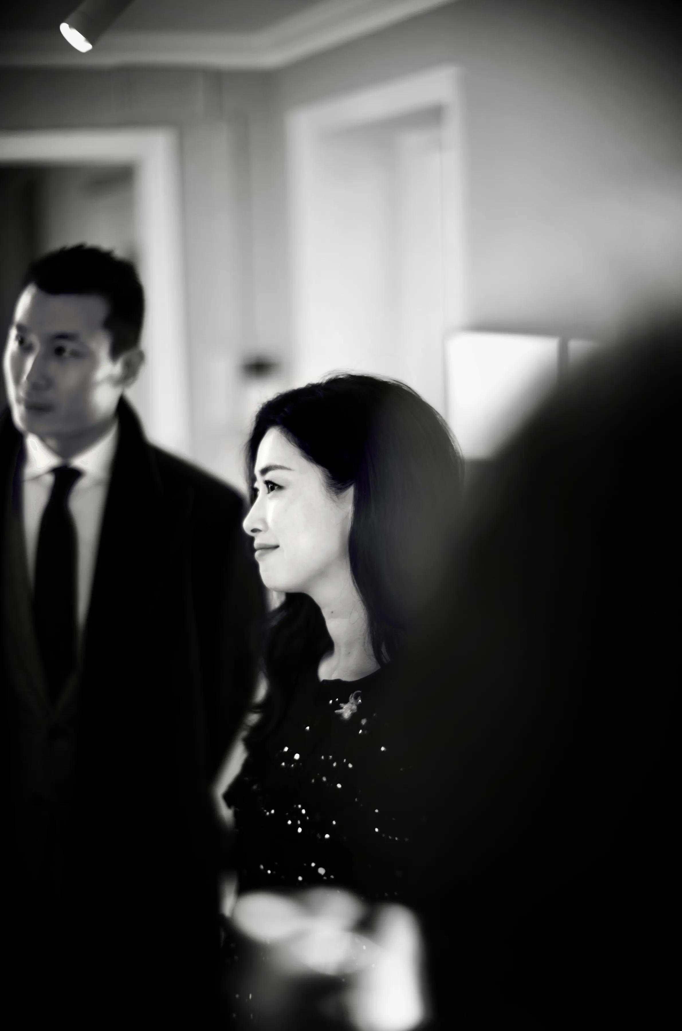 朱珠在住过的公寓办画展，她的旧房子很美，朱珠老公全程陪着她！