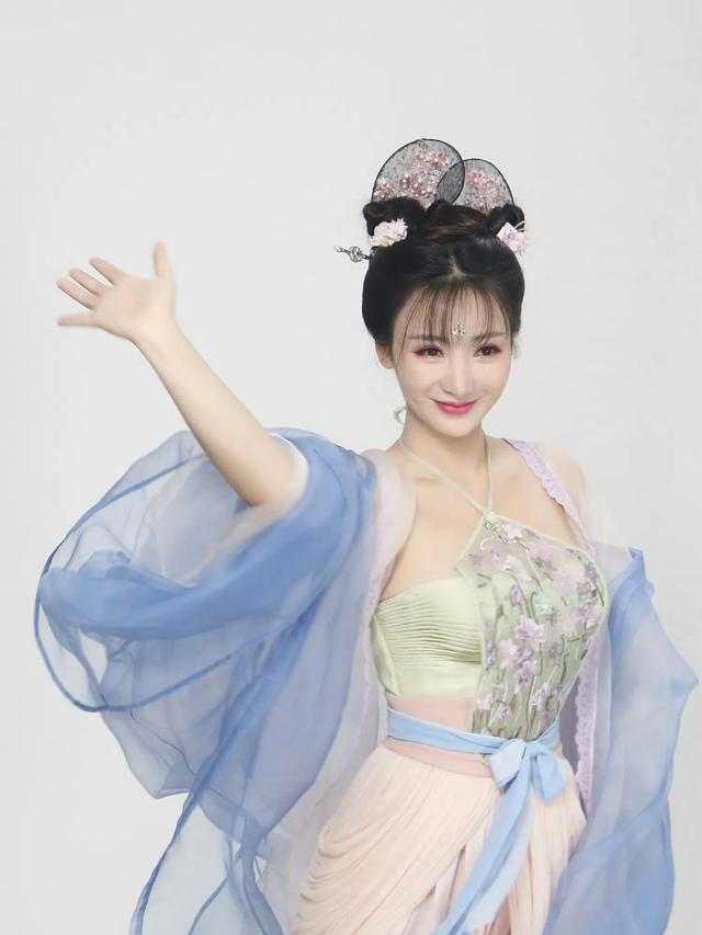 柳岩演绎淡蓝古风纱衣风情,展现温婉与端庄的气质