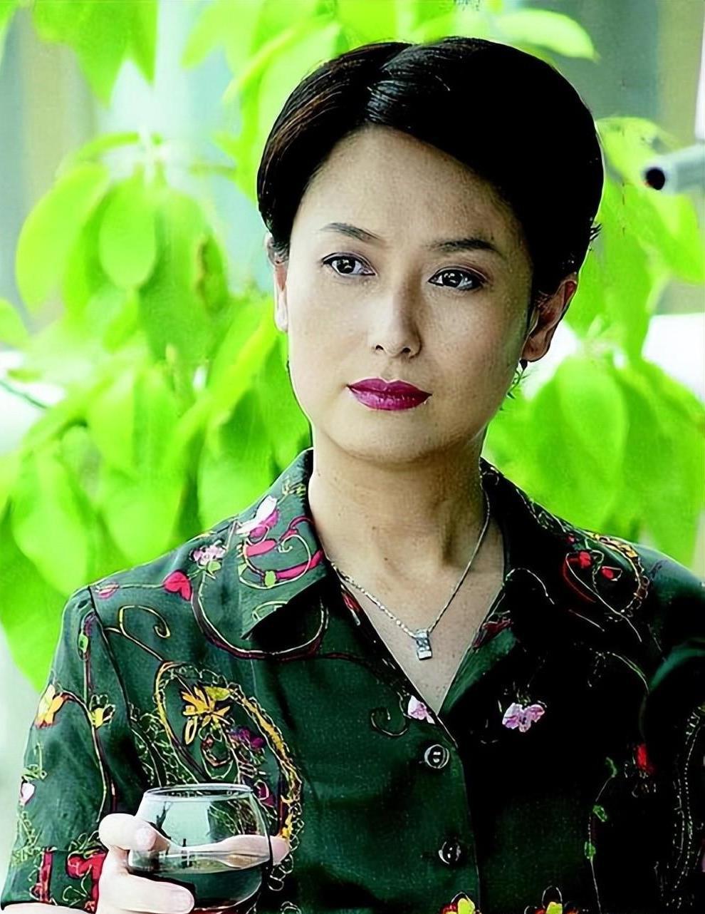 她一婚嫁给大8岁演员，二婚嫁给富商，如今61岁被宠成“公主”