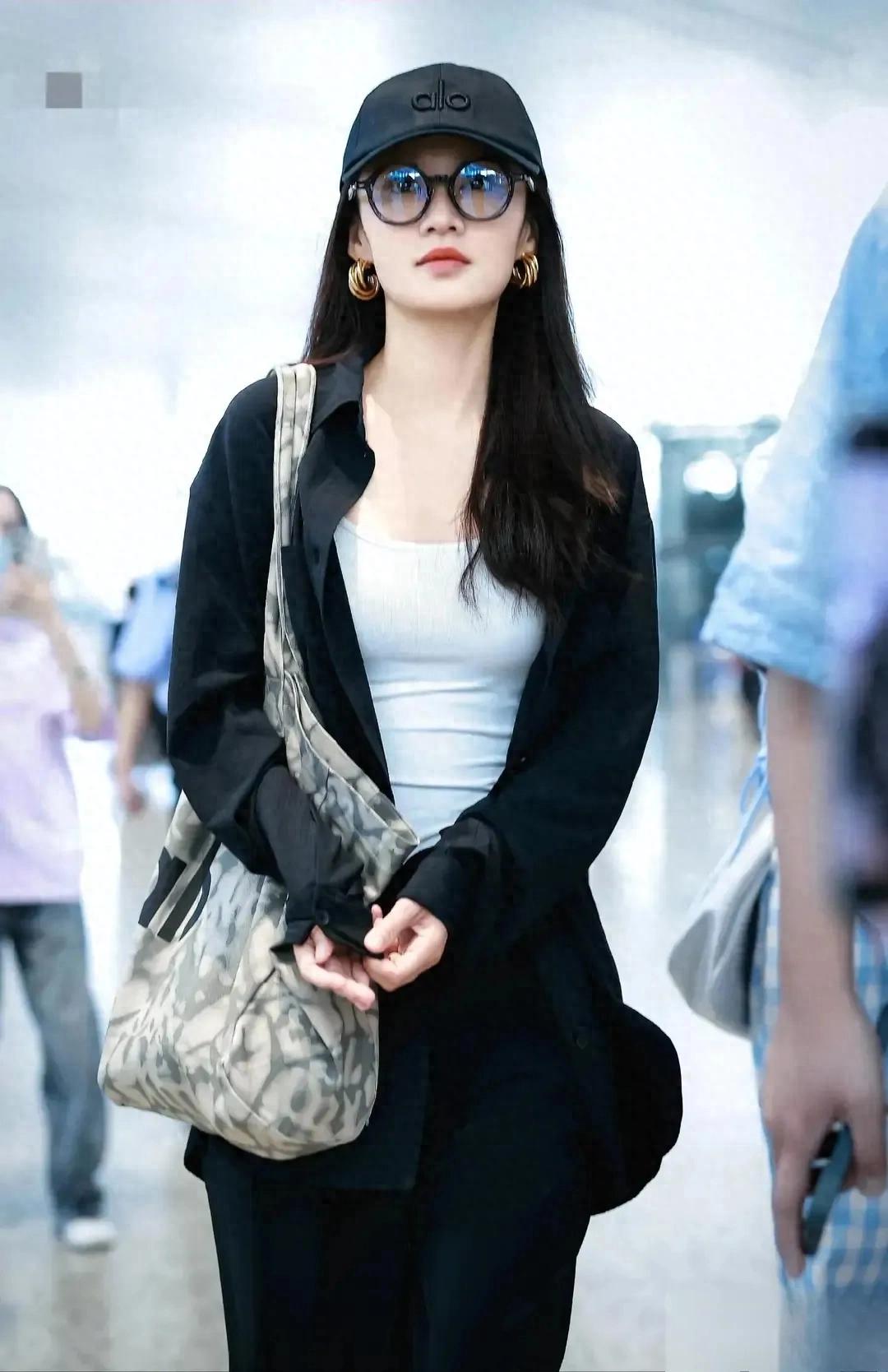 李沁北京机场路透,黑衬衫叠穿白背心,慵懒又时尚