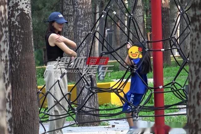 高圆圆陪女儿在公园玩耍 一起打闹活力满满