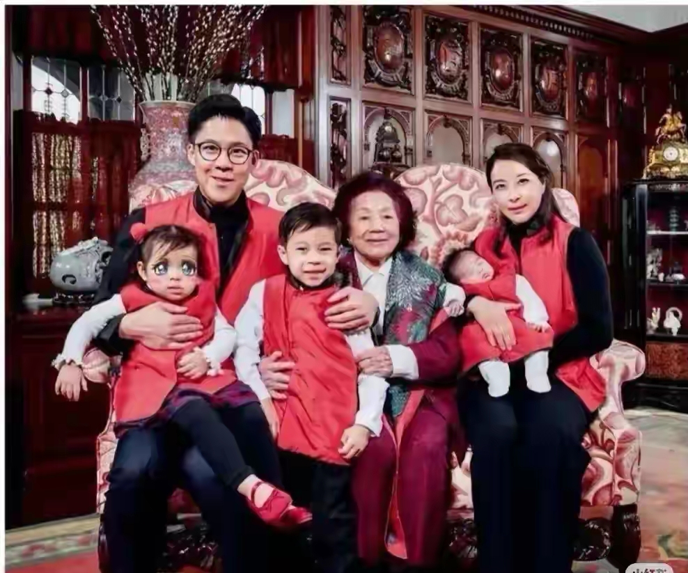 郭晶晶一家南沙团聚：12岁霍中曦身高1米6，三代同堂显家风