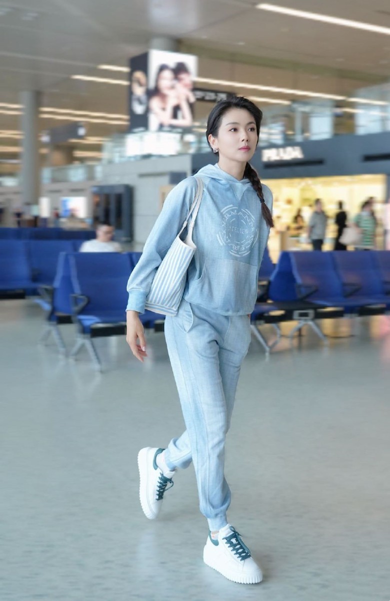 46岁刘涛机场彻底放飞！穿牛仔服扎麻花辫嫩回少女时期，美得差点认不出！