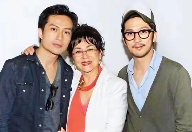 叶童去吉隆坡见70岁冯宝宝,对方蝴蝶结配萌包扮嫩,晚年独居国外