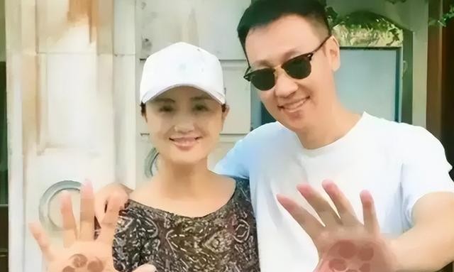 在妻子朱媛媛离世后，51岁的辛柏青却因为两个动作，再次口碑暴涨