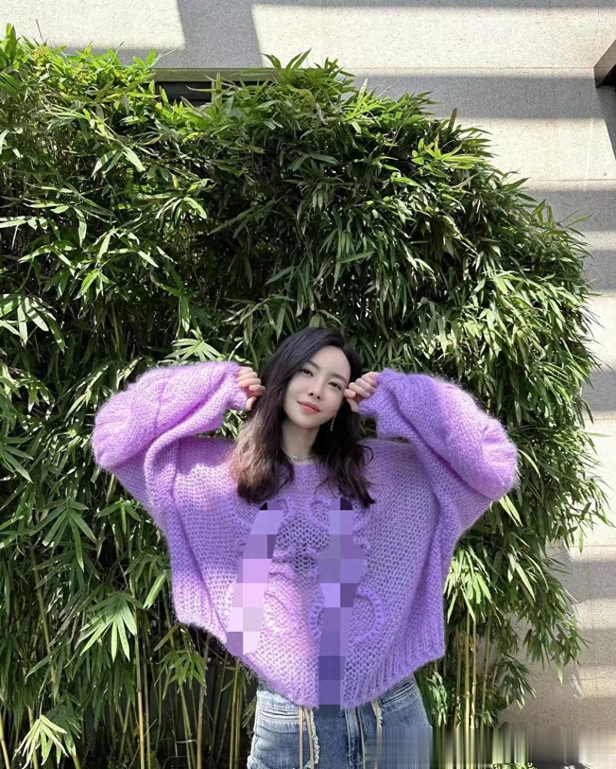 于文文私服穿搭真时髦！紫色毛衣+牛仔裤+小白鞋，减龄又高级！