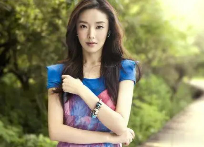 曾被张艺谋力捧，火后与富豪卷款61亿逃亡国外，现在的她过得如何