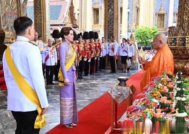 苏提达47岁生日亮相，黄金披肩海蓝宝耳环，小主团全体红装跟随