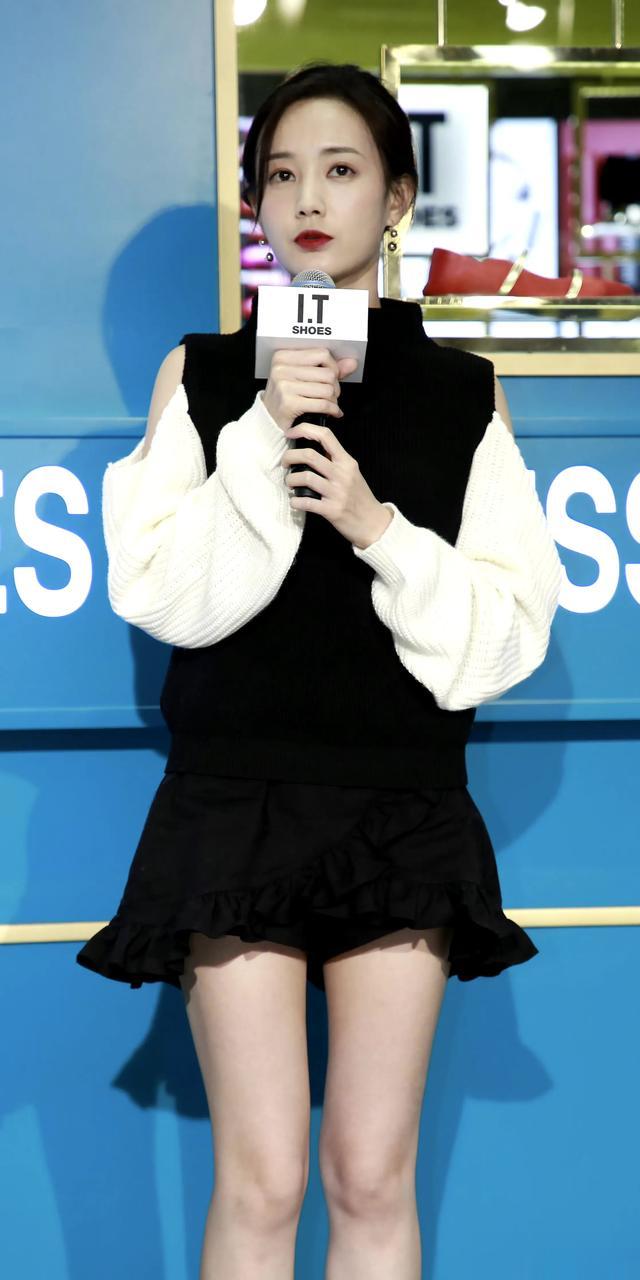 李一桐黑色马甲与短裙形成上下呼应，勾勒出纵向线条显高显瘦！