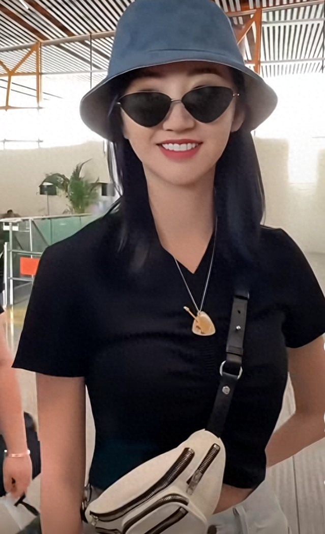 景甜现身机场，黑T配短裤长发披肩，温柔又漂亮