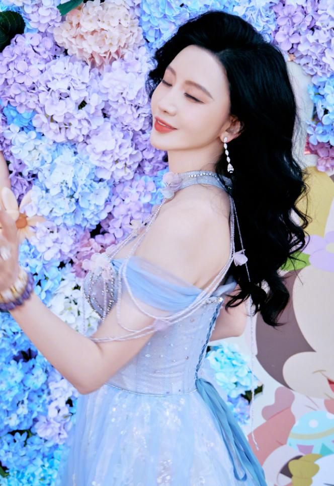 44岁张萌晒最新写真大片，逛迪士尼可盐可甜，颜值在线超有女人味